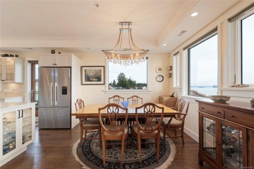 201-9949 Third St, Sidney, BC - Indoor Photo Showing Dining Room