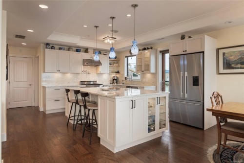 201-9949 Third St, Sidney, BC - Indoor Photo Showing Kitchen With Upgraded Kitchen