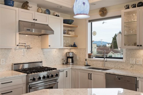 201-9949 Third St, Sidney, BC - Indoor Photo Showing Kitchen With Upgraded Kitchen