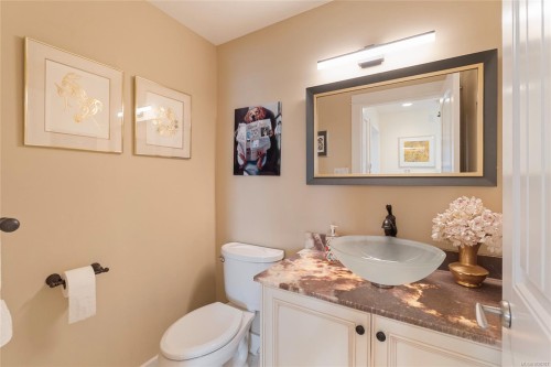 201-9949 Third St, Sidney, BC - Indoor Photo Showing Bathroom