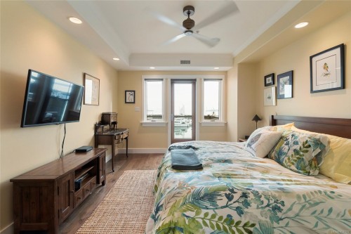201-9949 Third St, Sidney, BC - Indoor Photo Showing Bedroom