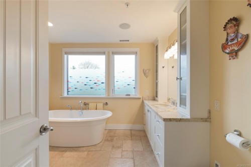 201-9949 Third St, Sidney, BC - Indoor Photo Showing Bathroom