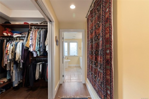 201-9949 Third St, Sidney, BC - Indoor With Storage