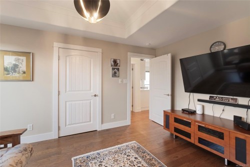 201-9949 Third St, Sidney, BC - Indoor Photo Showing Other Room