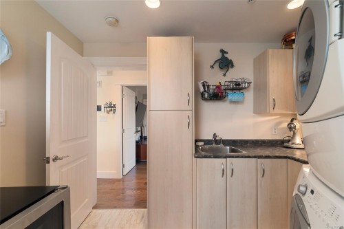 201-9949 Third St, Sidney, BC - Indoor Photo Showing Laundry Room
