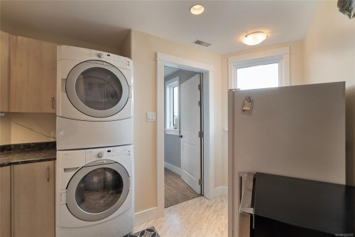 201-9949 Third St, Sidney, BC - Indoor Photo Showing Laundry Room