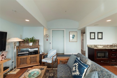 201-9949 Third St, Sidney, BC - Indoor Photo Showing Other Room