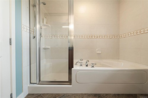 201-9949 Third St, Sidney, BC - Indoor Photo Showing Bathroom