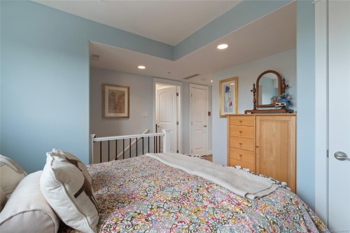 201-9949 Third St, Sidney, BC - Indoor Photo Showing Bedroom