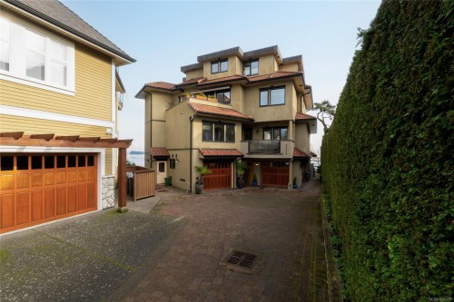 201-9949 Third St, Sidney, BC - Outdoor