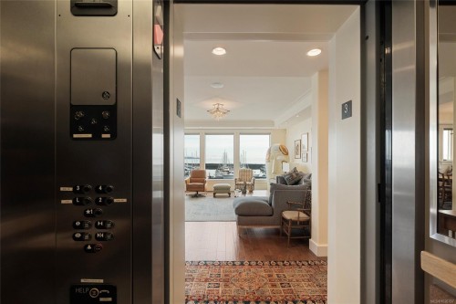 201-9949 Third St, Sidney, BC - Indoor Photo Showing Other Room