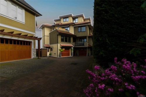 201-9949 Third St, Sidney, BC - Outdoor