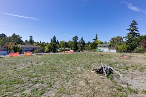 710 Violet Ave, Saanich, BC 