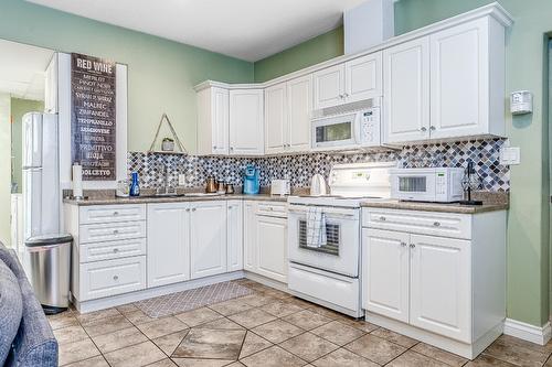 2240 Jackson Avenue, Merritt, BC - Indoor Photo Showing Living Room