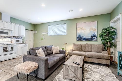 2240 Jackson Avenue, Merritt, BC - Indoor Photo Showing Living Room