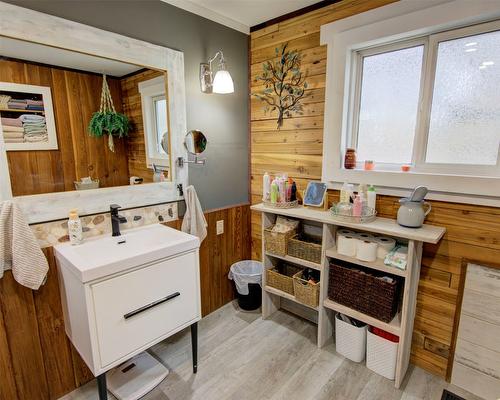 179 Springbend Road, Enderby, BC - Indoor Photo Showing Bathroom