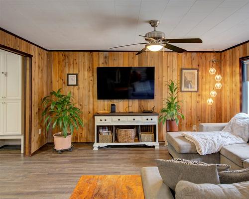 179 Springbend Road, Enderby, BC - Indoor Photo Showing Living Room