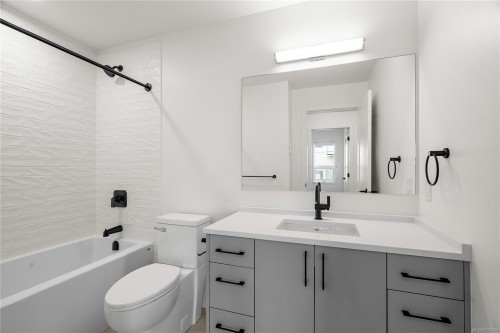 302-1102 Esquimalt Rd, Esquimalt, BC - Indoor Photo Showing Bathroom