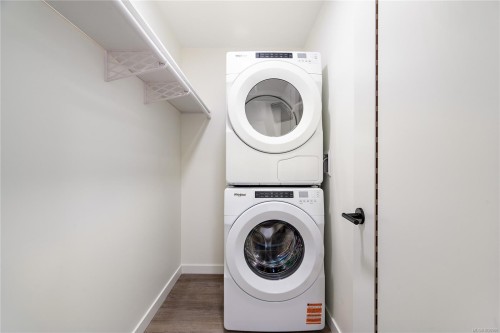 302-1102 Esquimalt Rd, Esquimalt, BC - Indoor Photo Showing Laundry Room