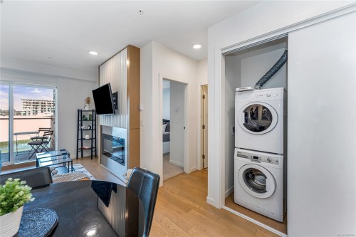 405-1033 Cook St, Victoria, BC - Indoor Photo Showing Laundry Room