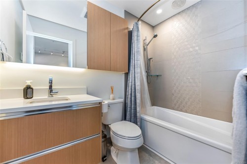 405-1033 Cook St, Victoria, BC - Indoor Photo Showing Bathroom
