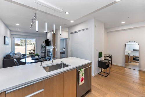 405-1033 Cook St, Victoria, BC - Indoor Photo Showing Kitchen