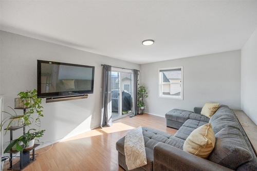 26-7915 Hespeler Road, Summerland, BC - Indoor Photo Showing Living Room