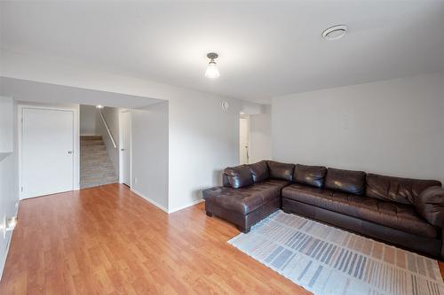 26-7915 Hespeler Road, Summerland, BC - Indoor Photo Showing Living Room