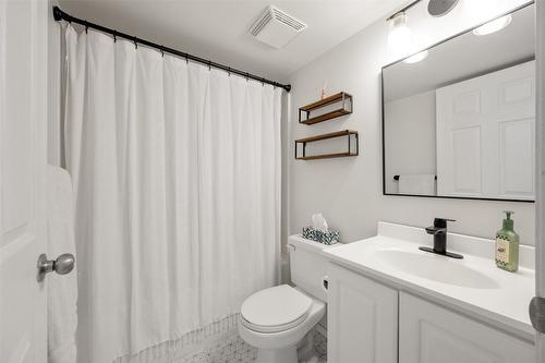 26-7915 Hespeler Road, Summerland, BC - Indoor Photo Showing Bathroom