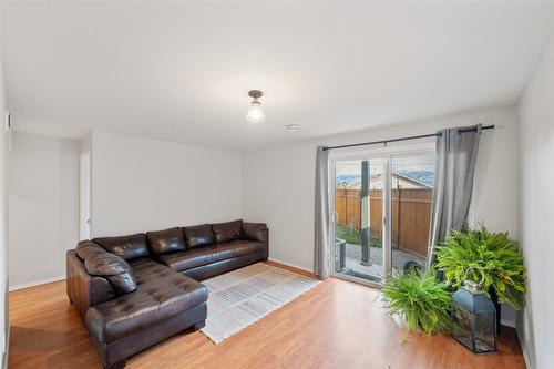 26-7915 Hespeler Road, Summerland, BC - Indoor Photo Showing Living Room