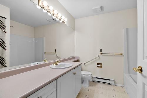 127-877 Klo Road, Kelowna, BC - Indoor Photo Showing Bathroom