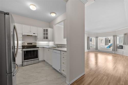 127-877 Klo Road, Kelowna, BC - Indoor Photo Showing Kitchen With Double Sink