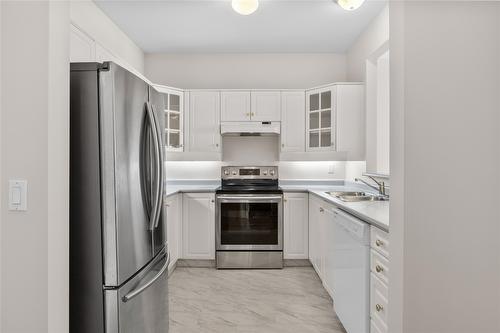 127-877 Klo Road, Kelowna, BC - Indoor Photo Showing Kitchen With Double Sink
