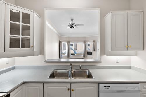 127-877 Klo Road, Kelowna, BC - Indoor Photo Showing Kitchen With Double Sink
