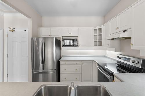 127-877 Klo Road, Kelowna, BC - Indoor Photo Showing Kitchen With Double Sink