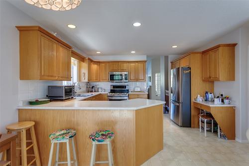 102-2250 Louie Drive, Westbank, BC - Indoor Photo Showing Kitchen