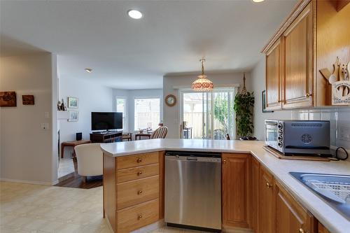 102-2250 Louie Drive, Westbank, BC - Indoor Photo Showing Kitchen