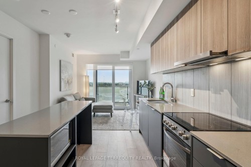 809-8 Tippett Road, Toronto, ON - Indoor Photo Showing Kitchen With Stainless Steel Kitchen With Double Sink With Upgraded Kitchen