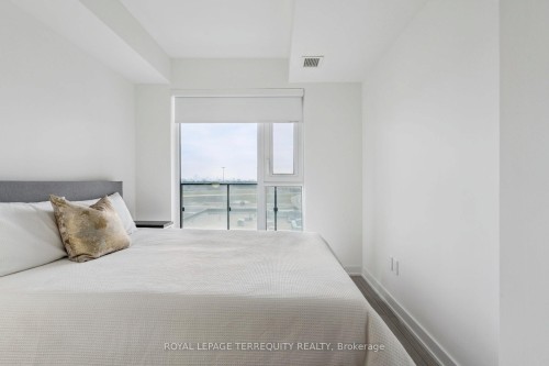 809-8 Tippett Road, Toronto, ON - Indoor Photo Showing Bedroom