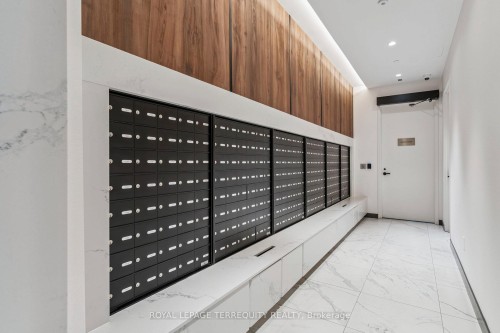 809-8 Tippett Road, Toronto, ON - Indoor Photo Showing Other Room