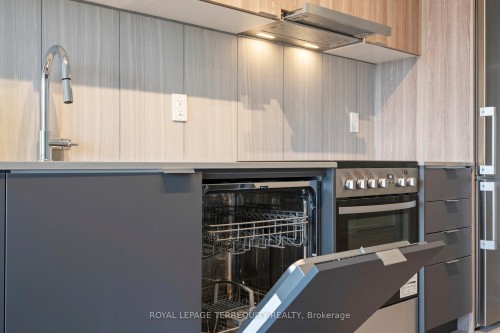 809-8 Tippett Road, Toronto, ON - Indoor Photo Showing Kitchen