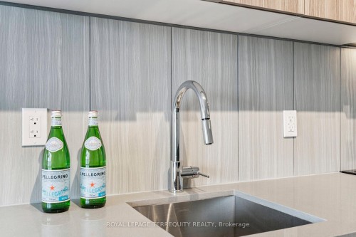 809-8 Tippett Road, Toronto, ON - Indoor Photo Showing Kitchen