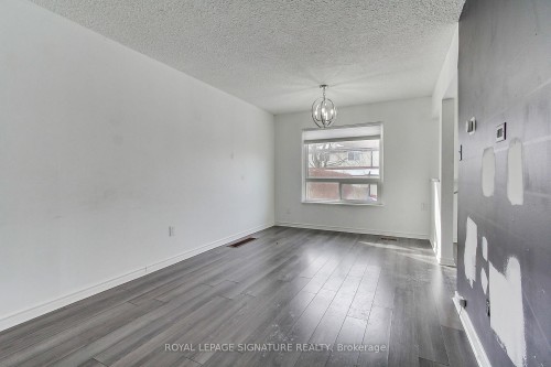 17-31 Parker Crescent, Ajax, ON - Indoor Photo Showing Living Room