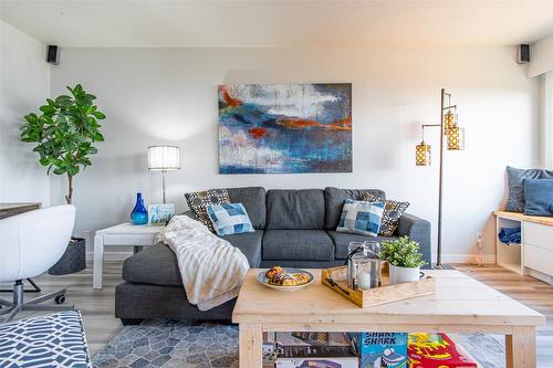 5192 Huston Road, Peachland, BC - Indoor Photo Showing Living Room