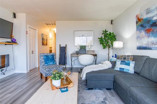 5192 Huston Road, Peachland, BC - Indoor Photo Showing Living Room