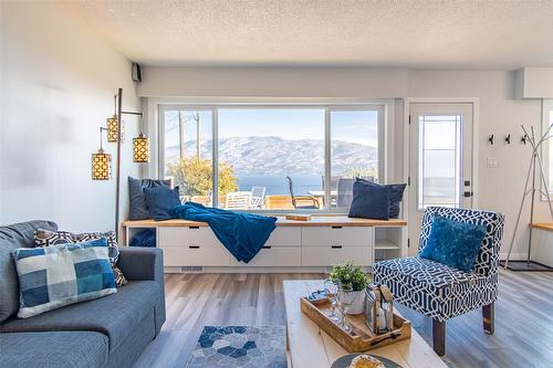 5192 Huston Road, Peachland, BC - Indoor Photo Showing Living Room