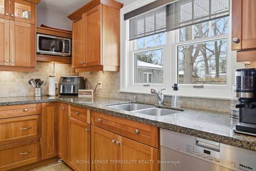 116 Centre Street N, Whitby, ON - Indoor Photo Showing Kitchen With Double Sink