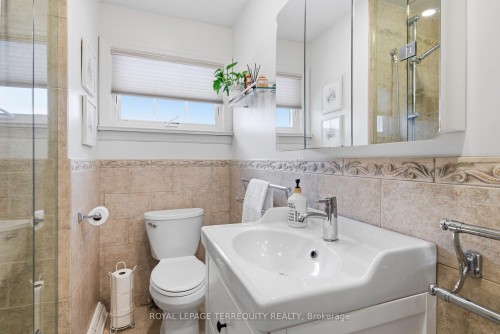 116 Centre Street N, Whitby, ON - Indoor Photo Showing Bathroom