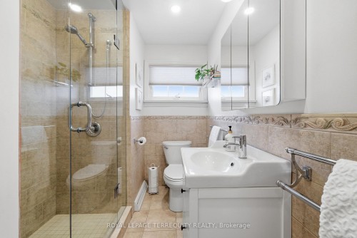 116 Centre Street N, Whitby, ON - Indoor Photo Showing Bathroom