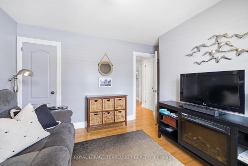 116 Centre Street N, Whitby, ON - Indoor Photo Showing Living Room